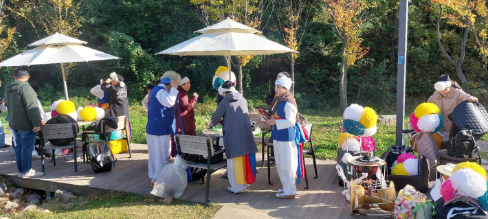 차 한 잔을 마시며 공연을 준비하고 있다.