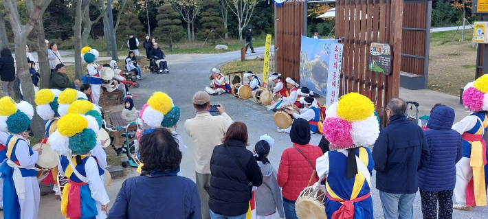 관객이 몰린 삼도 사물놀이