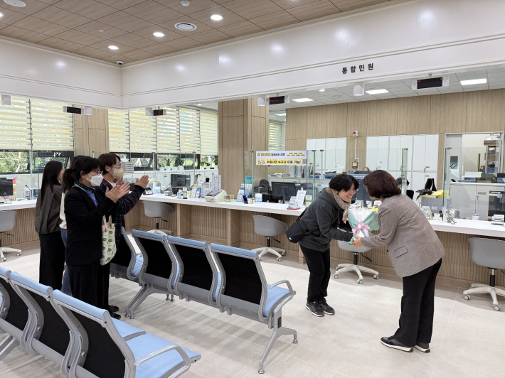 첫 민원인에게 꽃다발 전달