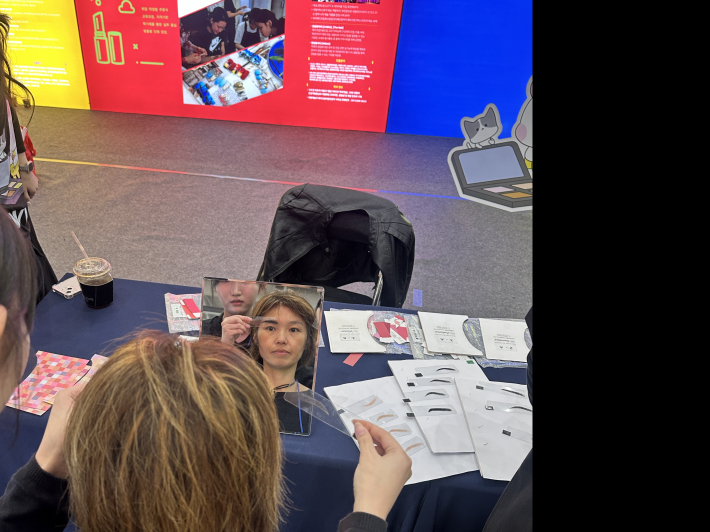 퍼스널 컬러 확인 후  얼굴에 맞는 눈썹을 추천 받고 있는 필자