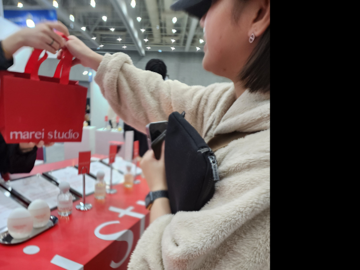 향수를 구매한 소비자