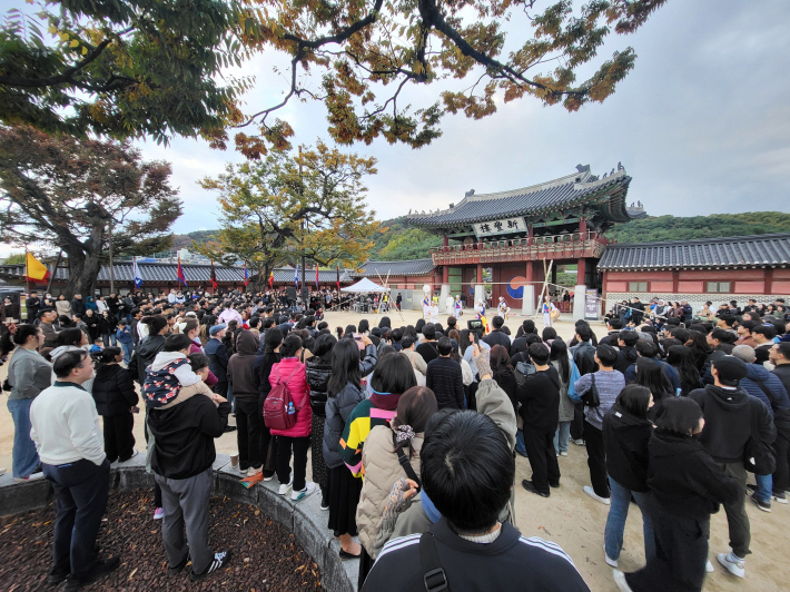  2025 장용영수위의식, 특별공연을 관람한 수원시민과 관광객