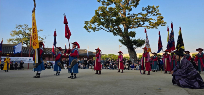 화성행궁 신풍루에 도열한 장용영군사들  