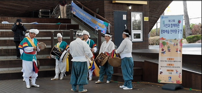 새터풍물단의 진도북 공연