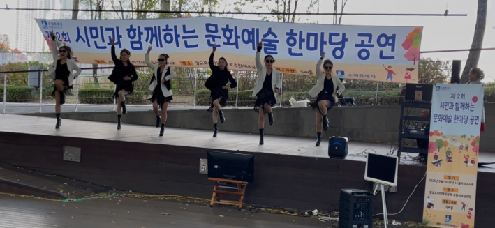 경기수원시니어모델협회 마젠타팀의 우아한 워킹 공연 