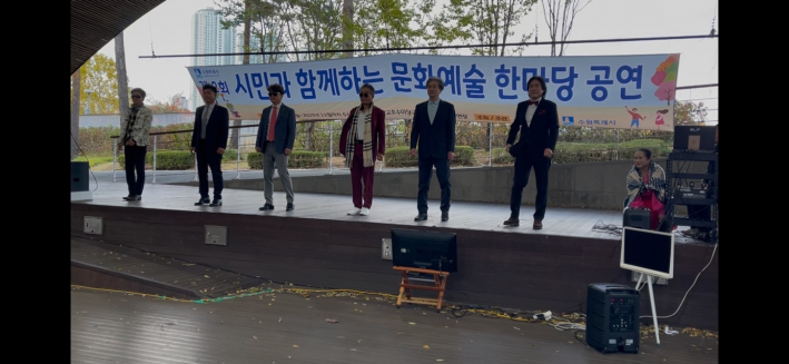 마이웨이팀의 힘찬 퍼포먼스로 객석의 환호가 이어졌다.