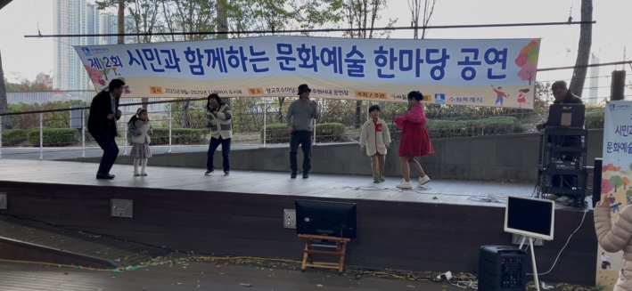 시민들이 함께 춤추며 가을밤의 축제를 즐기고 있다. 