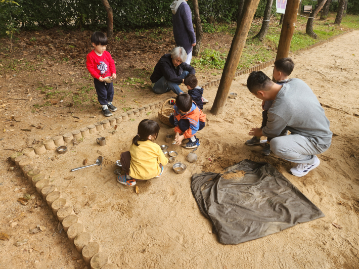 수원시 내에 공동육아 어린이집에서 아이들이 숲을 노닐며 수업에 참여하고 있다.