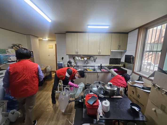 매탄1동지역사회보장협의체 위원들이 주거청소를 진행하고 있다