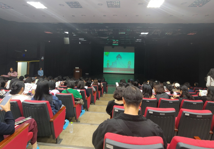 2026년도 신학기 입학을 앞둔 부모들이 입학설명회에 참여한 모습