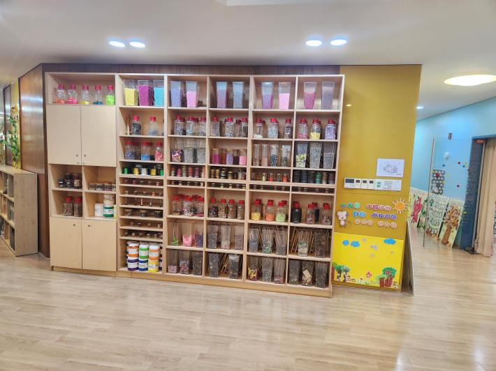 입학설명회를 진행하는 유치원의 실내 일부 모습