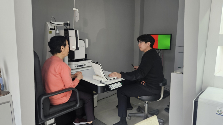 권선2동 지역사회보장협의체, 취약계층 어르신들에게 맞춤형 안경 지원