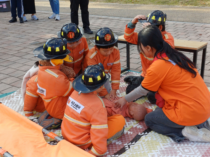 키자니아 체험촌의 119구굽대 응급 처리 체험 모습