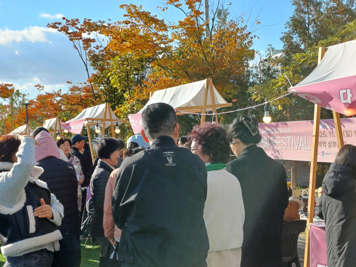 인산인해 부스 전경