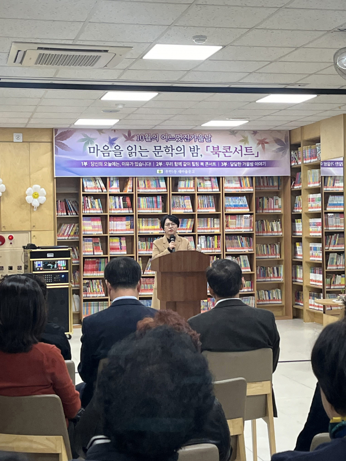 유은미 시인과 지역 주민들이 함께 시를 낭독하며, 문학작품과 삶에 대한 이야기를 나누고 있다.