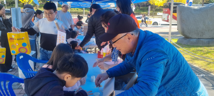 지도하는 교사의 모습이 너무 진지하기만 하다