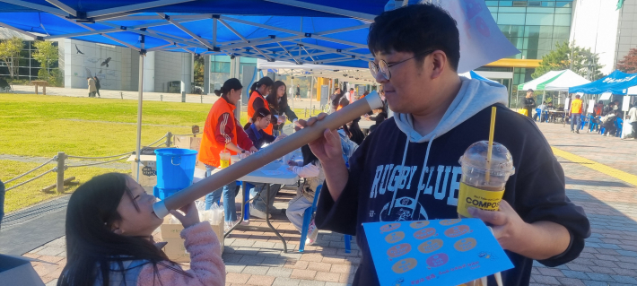 아빠와 딸의 친밀한 과학놀이 모습이 인상적이다. 