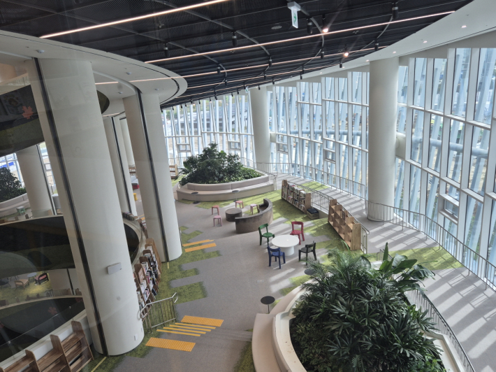 '기후환경 특화 도서관'으로 문을 연 경기도서관, 자연과 함께 숨 쉬는 친환경 공간으로 거듭나다.