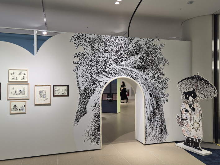 깃털과 이끼, 서로 다른 방식으로 세상을 이어가는 생명의 이야기.