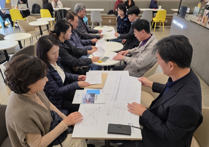 통장협의회와 겨울철 제설대책 간담회를 개최하고 있다.