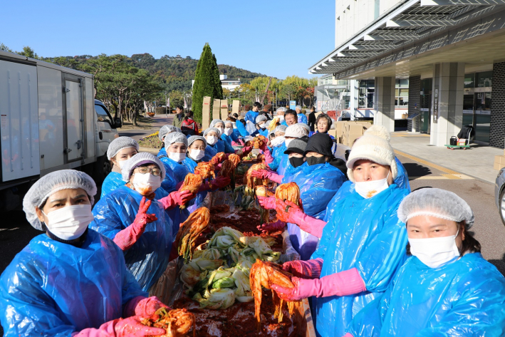 팔색조봉사단과 팔달구 한마음봉사대가 함께 사랑의 김장나눔 봉사에 참여했다.