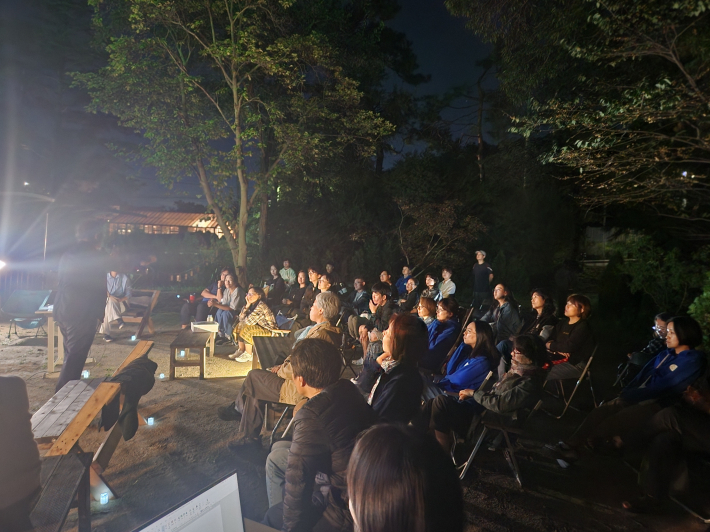 교육을 듣기 위해 모인 칠보산자유학교 부모들