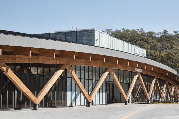 사진3) 2025 수원디자인대상을 받은 영흥숲공원의 방문자센터.    