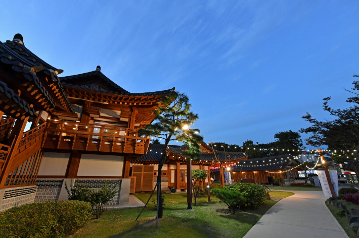 사진8) 우수한 도시 경관으로 주목받고 있는 수원시 행궁동에 위치한 한옥 건축물(수원전통문화관).    