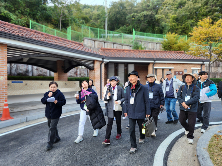 수원시 공원녹지사업소 담당자가 e수원뉴스 시민기자 및 수원시 SNS서포터즈를 대상으로 '청량산 수원캠핑장'의 취지와 시설에 대해 설명하고 있다. 