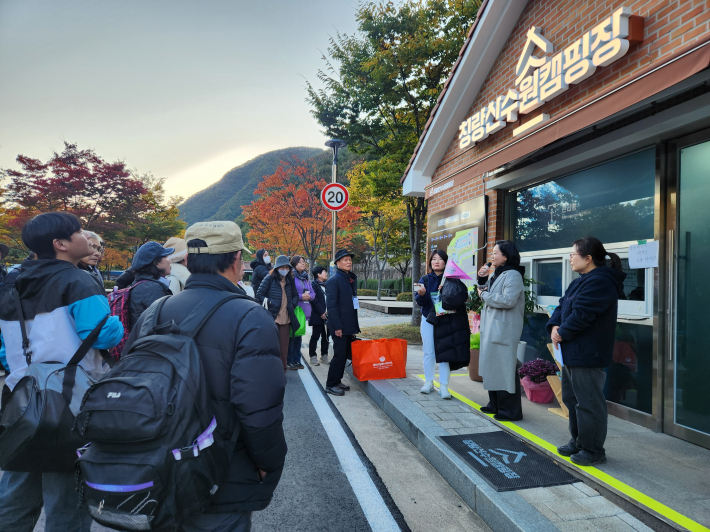 수원시 홍보기획관이 청량산 수원캠핑장 입구에서 환영사를 전하고 있다. 청량산 수원캠핑장의 다양한 프로그램이 시작되는 순간이다.