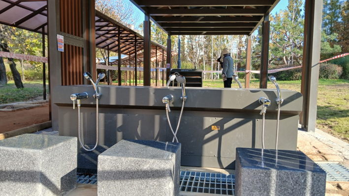 서호공원 맨발길 입구 세족장 모습