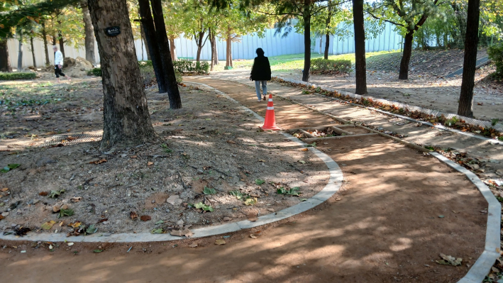 서호공원 경기 흙향기 맨발길 모습