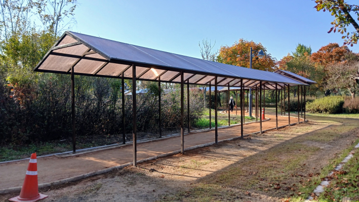 서호공원 경기 흙향기 맨발길 차광막 모습