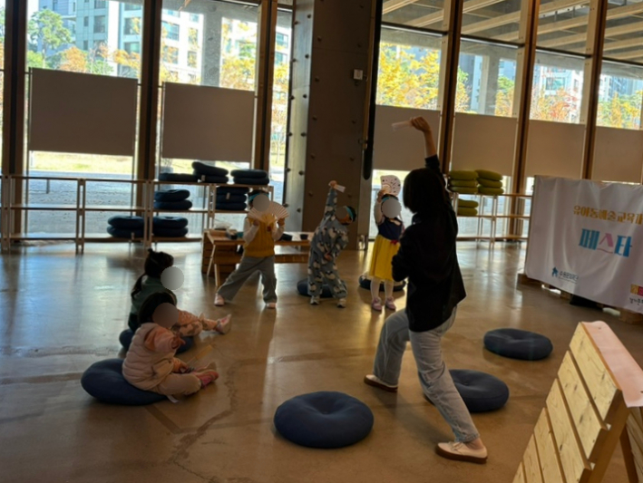  '얍얍얍! 나를 지켜라' 프로그램에서 강사의 설명을 따라하며 신체 표현을 하는 아이들.