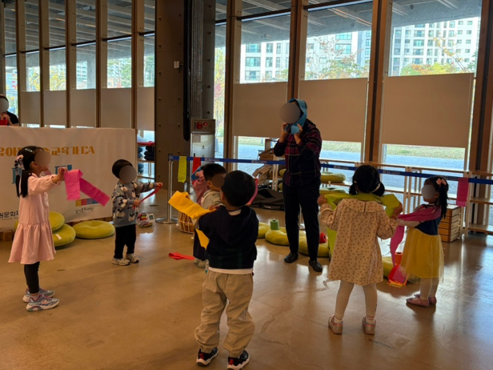 '창의뿜붐! 컬러 바람' 체험에서 색색의 휴지를 날리며 즐거워하는 아이들.