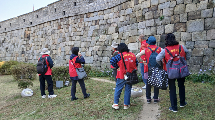 수원화성 성벽을 관찰하고 있다.