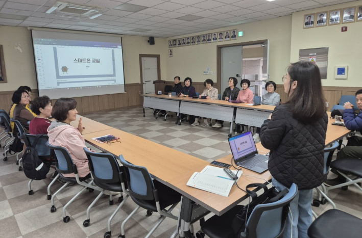 조원1동 행정복지센터는 11월 한 달간 시니어 스마트폰 교육을 실시한다.