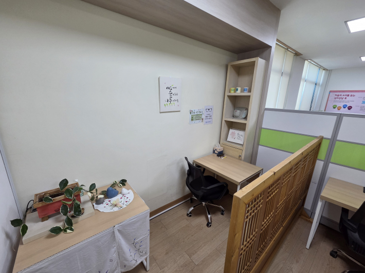 1회차에 진행된 심리검사지를 들고 대략 1시간 동안 책상에 앉아서 작성했다.