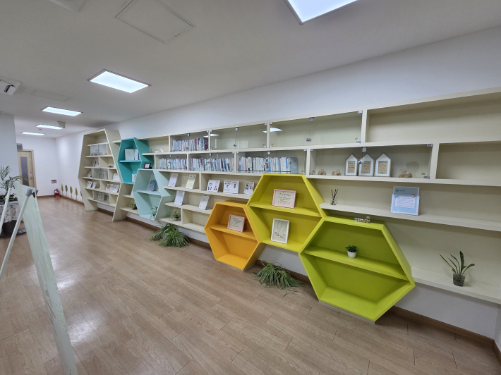 상담센터 내부 모습 (벽에 걸린 상담 후기 및 홍보물 게시) 