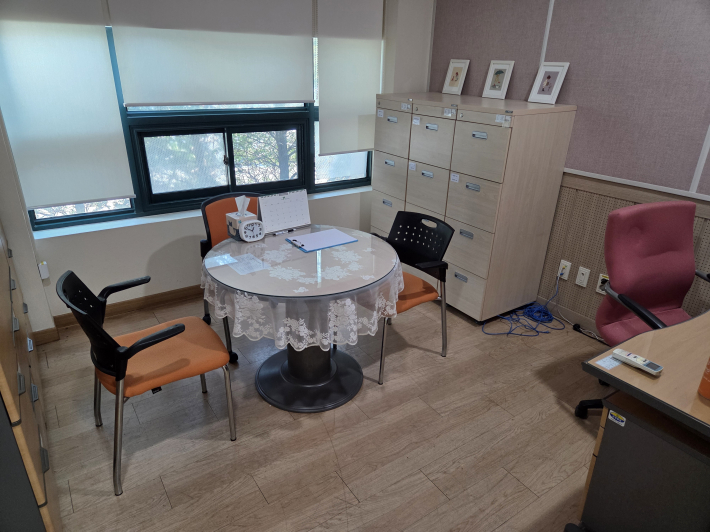 1시간 동안 개인 심리 상담을 받는 공간