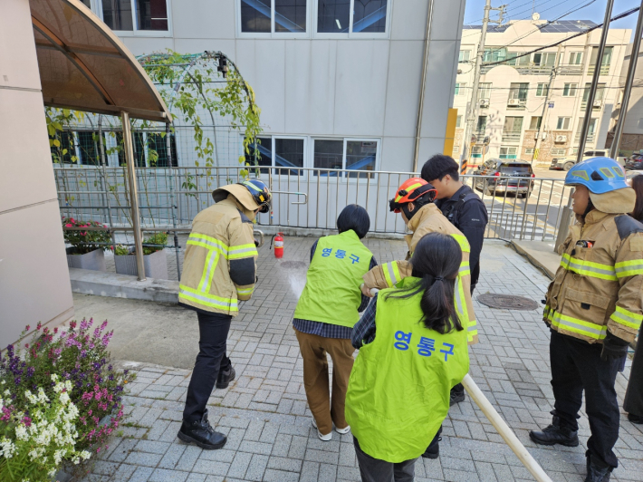 매탄2동 행정복지센터와 원천119안전센터가 주민과 함께 합동소방훈련을 실시하고 있다.