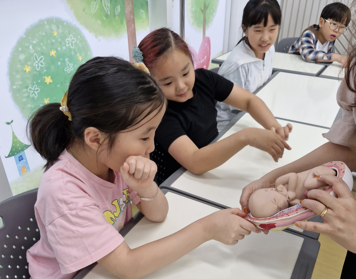 아이들이 아기가 태어나는 과정에 대해 알아보는 장면