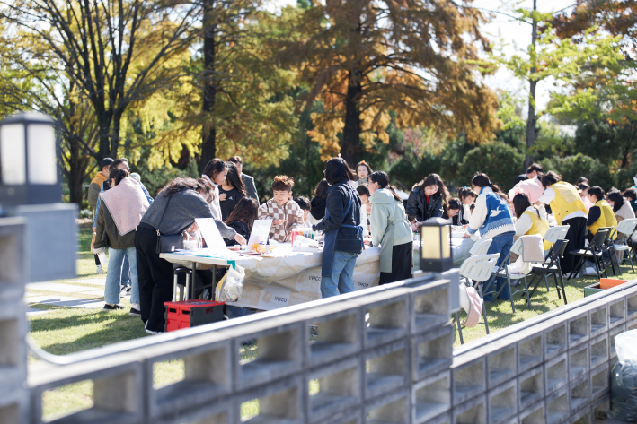 캠퍼스 앞마당은 바자회와 자원순환 체험으로 가득 찼다.