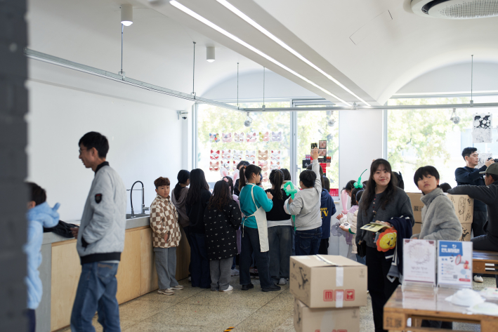 양일 간 약 200여명의 관람객이 '누구도 버려지지 않는 예술' 전시를 관람했다. 