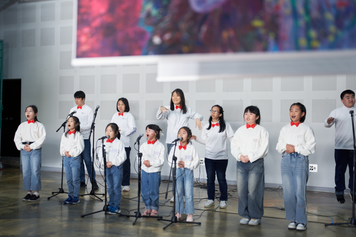  플래시몹 형식의 수어+합창 공연