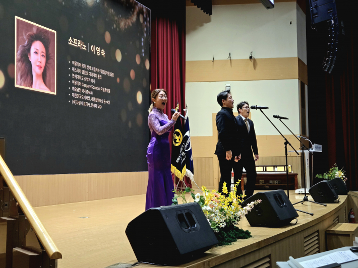 세 명의 성악가가 함께 부른 「축하의 노래」로 시상식의 분위기를 띄우고 있다.