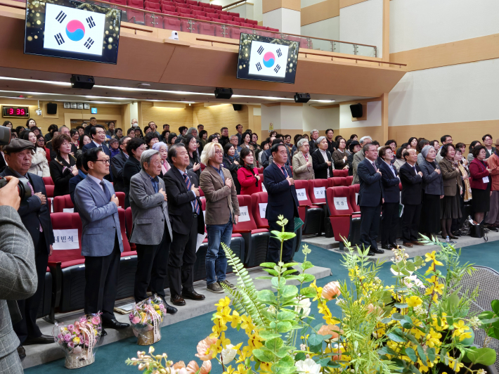 문학 관계자들이 참석해 자리를 빛내고 있다.