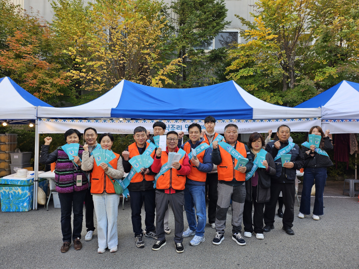 매산동 주민자치회 위원들이 탄소중립 홍보 캠페인을 진행하였다.