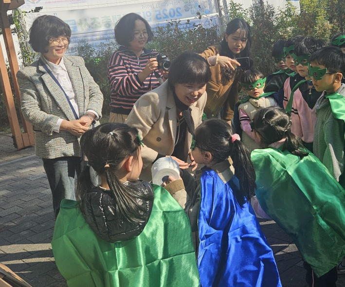 우유팩 교환에 참여하는 아이들의 모습