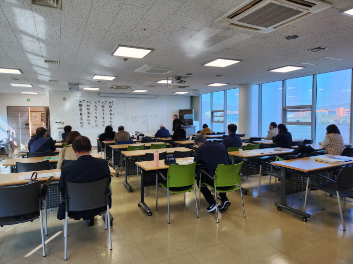 수원박물관 서예반 수업 모습